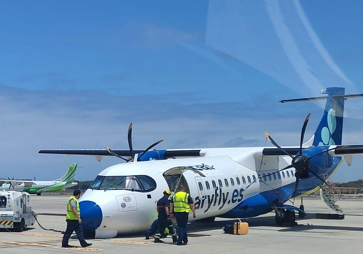 Imagen del morro del avión desplomado sobre la pista.