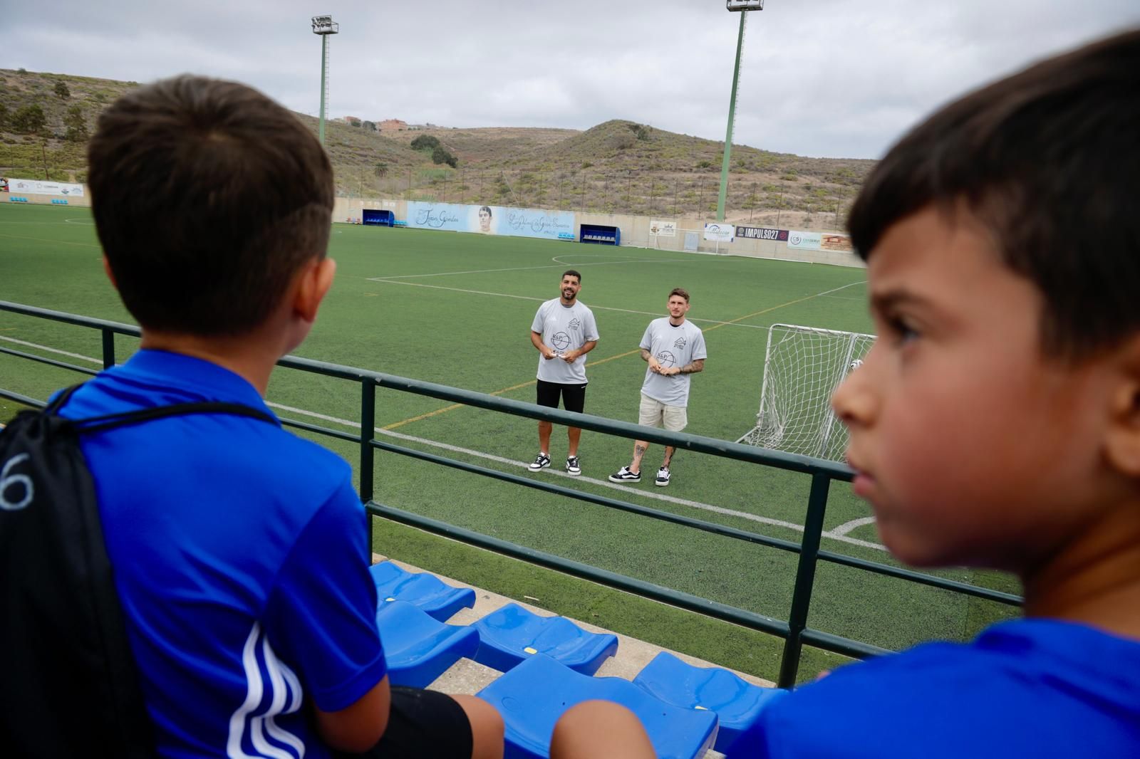Las imágenes de Alex Suárez, en su campus con los niños