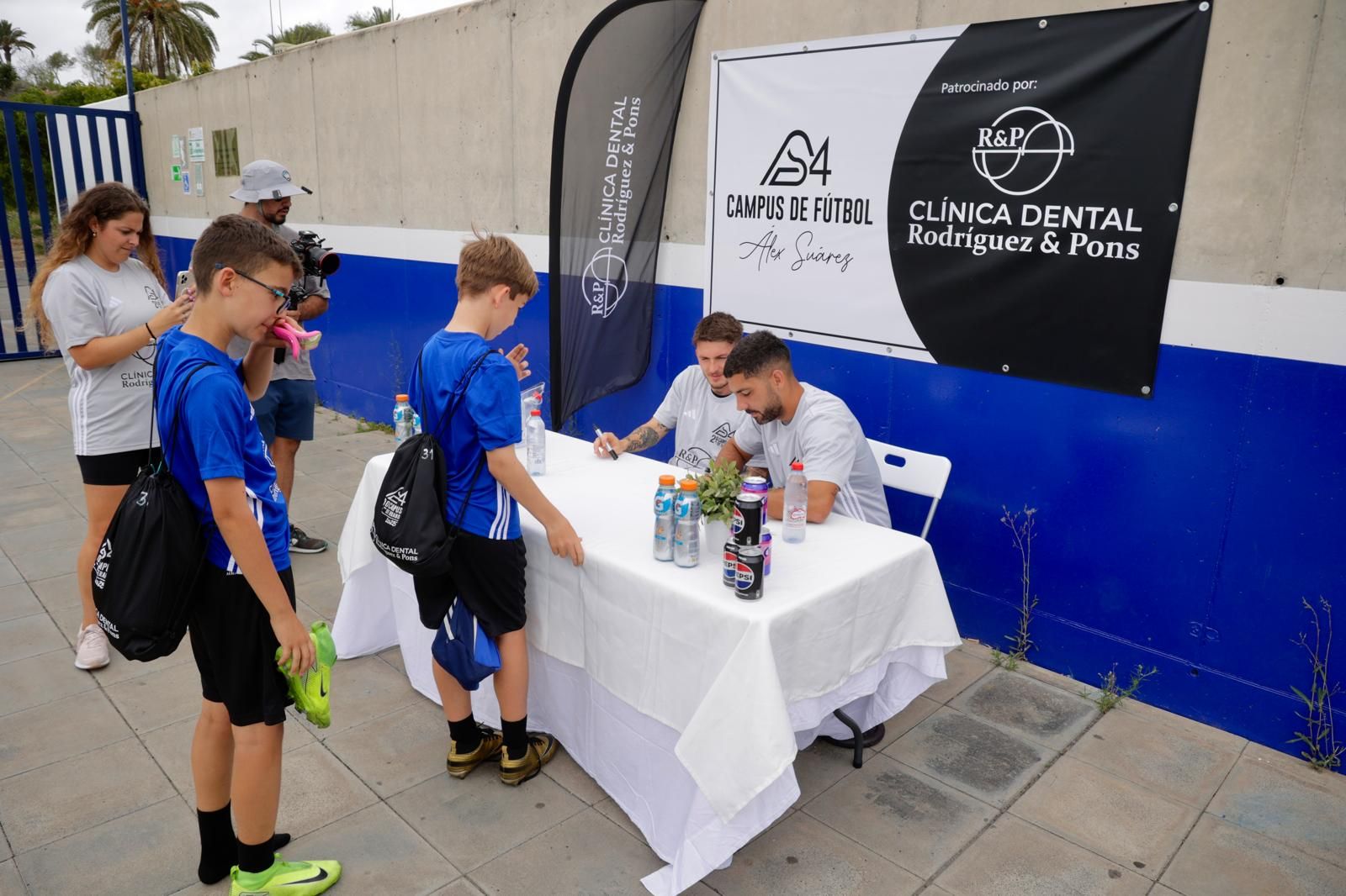 Las imágenes de Alex Suárez, en su campus con los niños