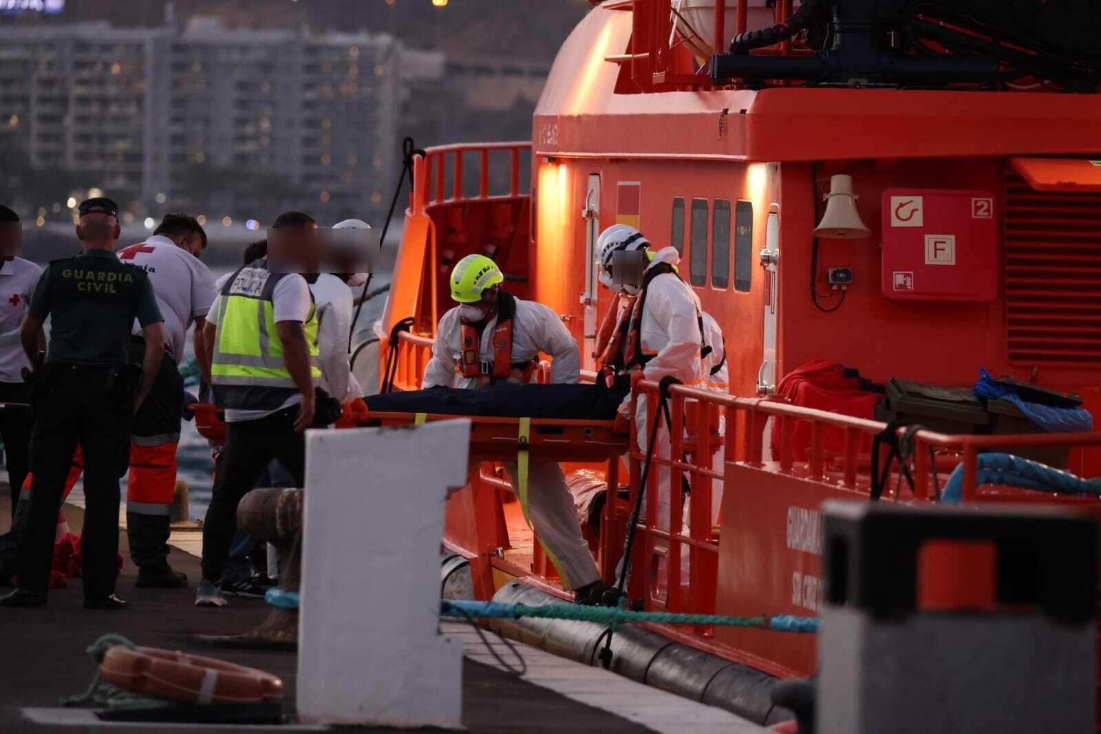 Momento en el que sacaron el cadaver del buque.