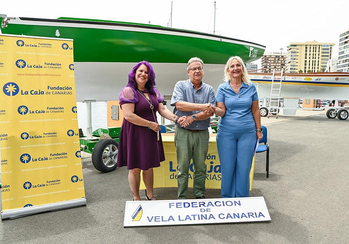 Las autoridades, tras la firma de este acuerdo.