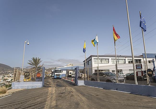 Vista de la entrada a Mataderos Insulares tras su reasfaltado.
