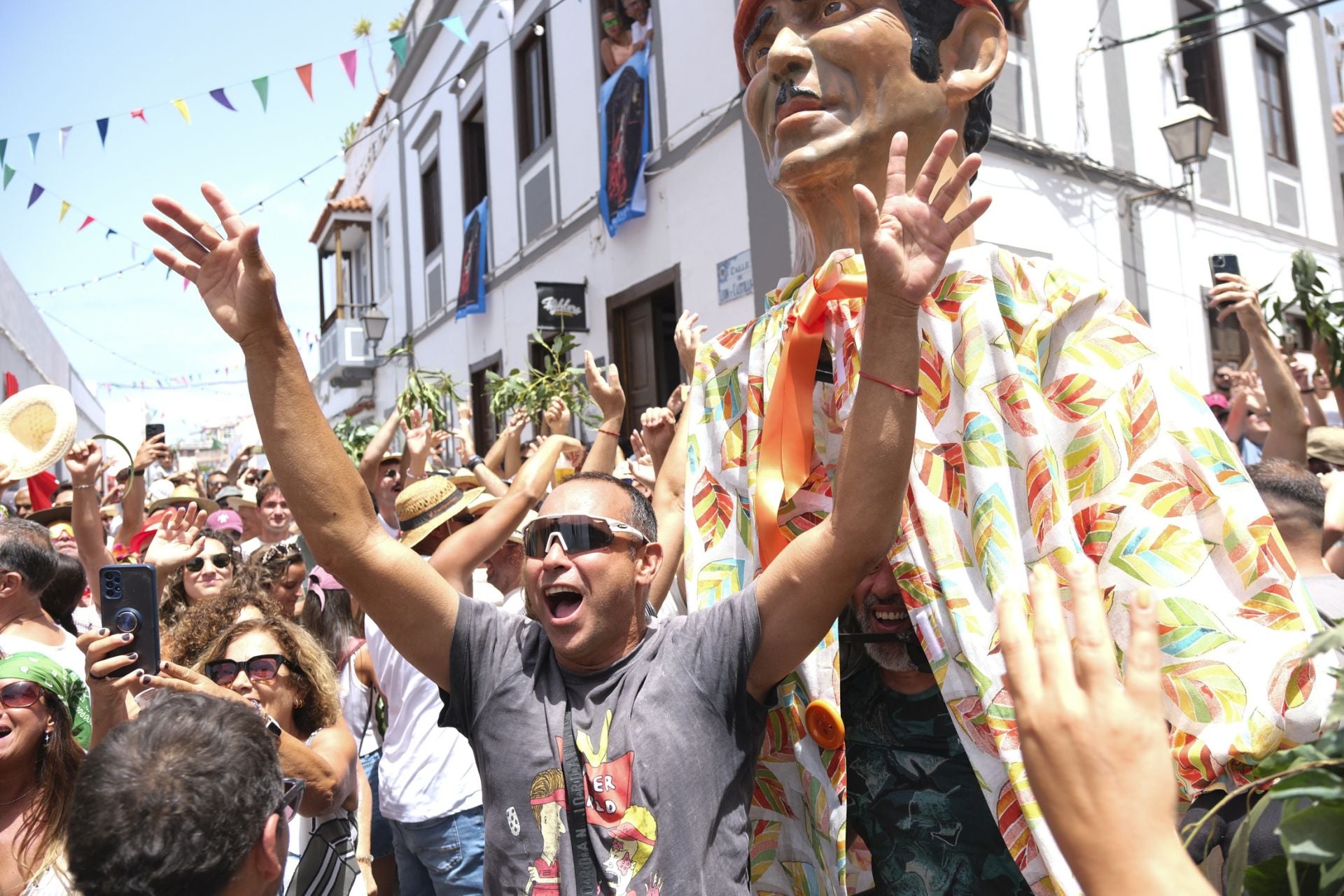 Imagen principal - La Rama hace estallar de júbilo a Agaete