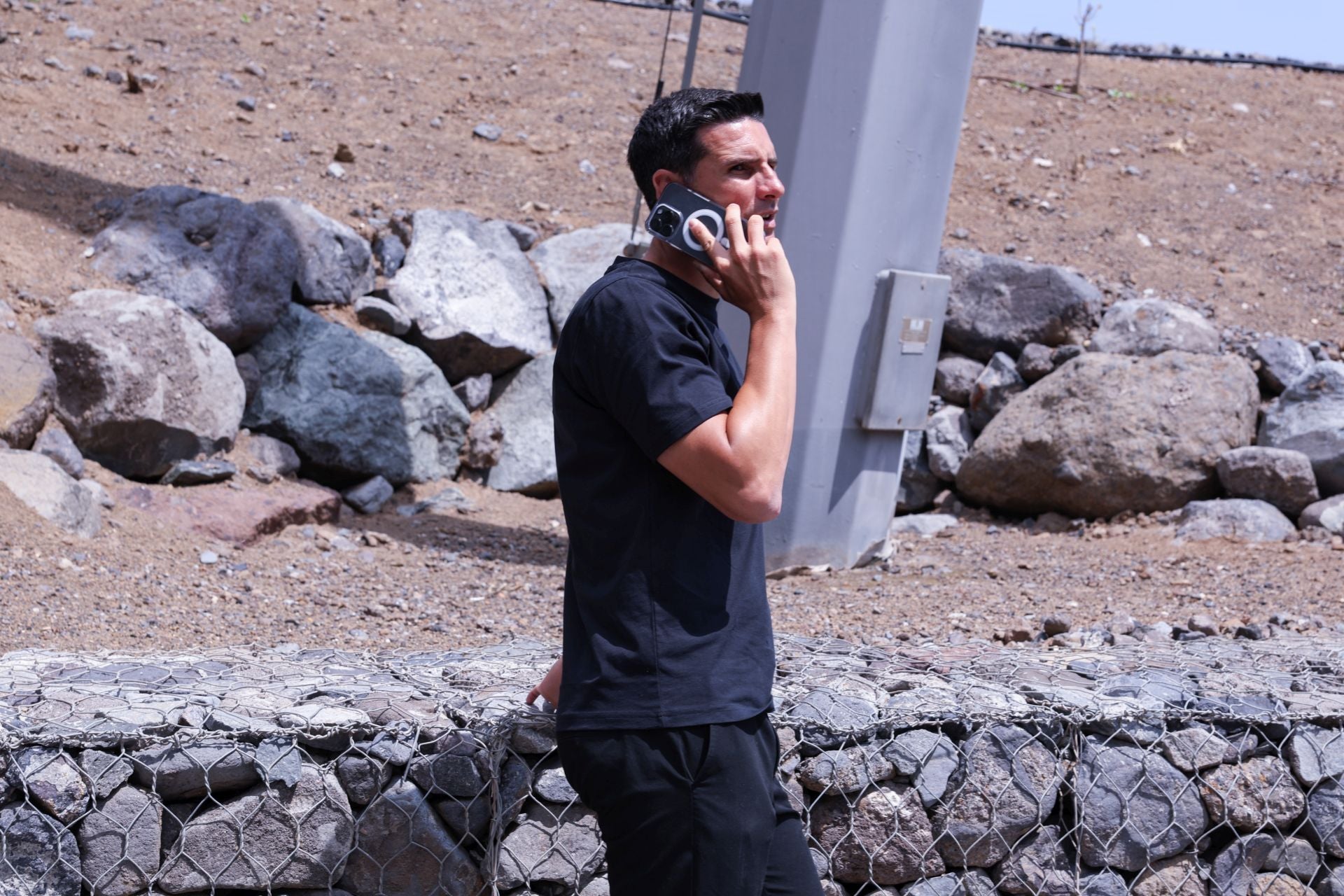 Vicente Gómez atiende una llamada en Barranco Seco.