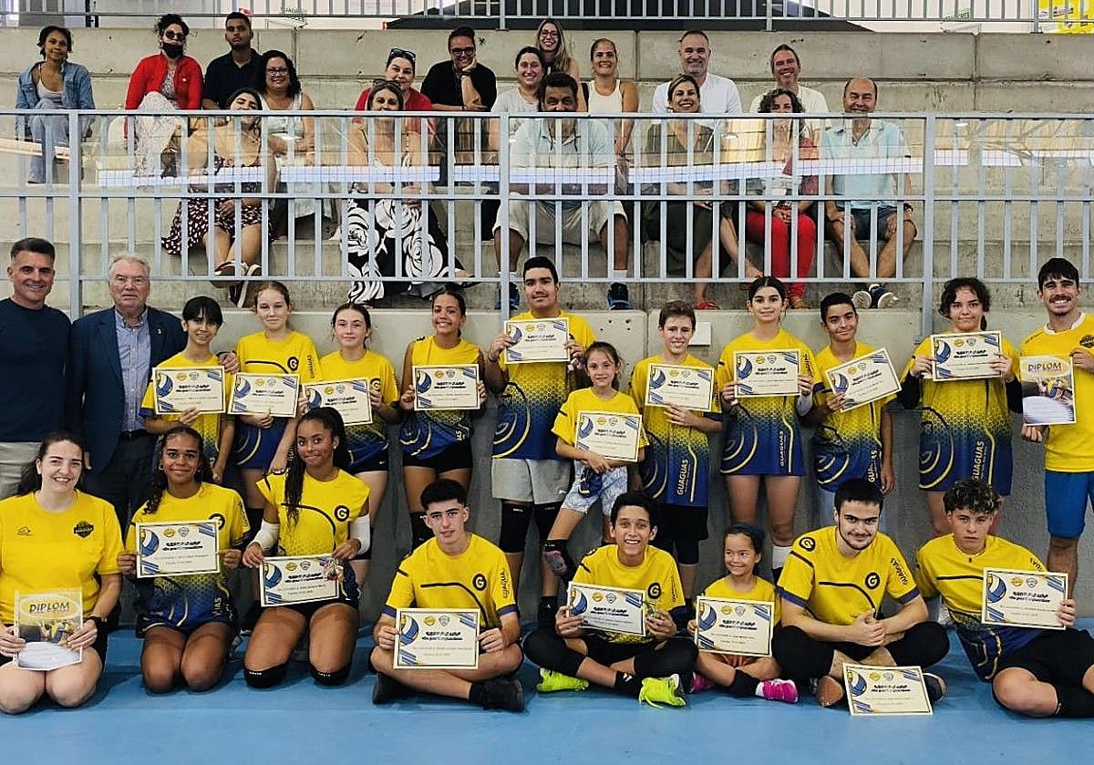 En la imagen, un buen número de los alumnos del campus, que ha contado con la colaboración de Guaguas Municipales. 