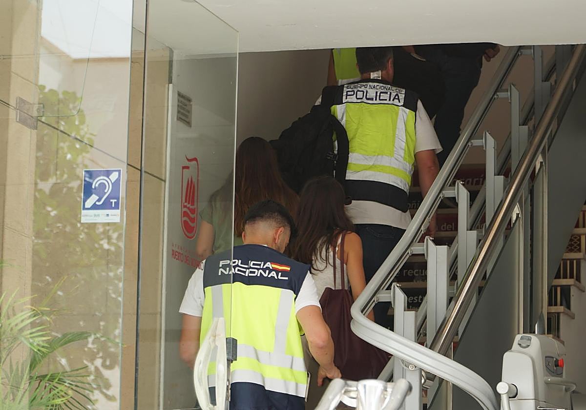 Los agentes de la UDEF entran el 17 de julio pasado a registrar el Ayuntamiento de Puerto del Rosario.