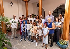 Foto de familia con los niños saharuis acogidos este verano por familias de Santa Brígida.