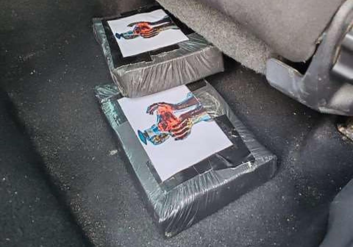 La droga oculta bajo el asiento del copiloto.