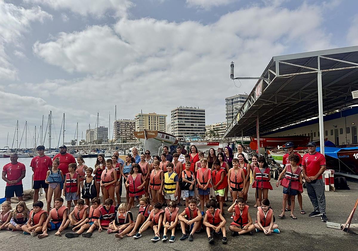 Imagen del grupo de alumnos que arrancó el curso en el Muelle Deportivo.