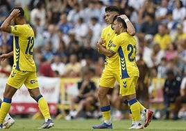 Mika e Iván Gil se abrazan en La Orotava tras el gol del mediapunta en el derbi.