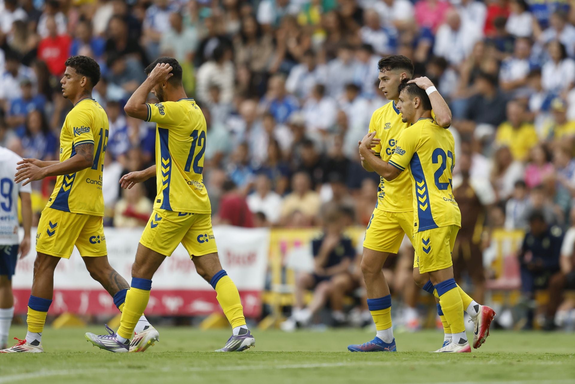 Mika e Iván Gil se abrazan en La Orotava tras el gol del mediapunta en el derbi.