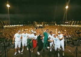 Foto de Orishas con el público tras la actuación.