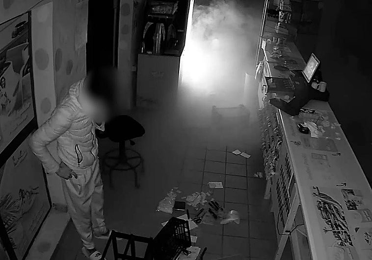 El joven fue captado en cámara.