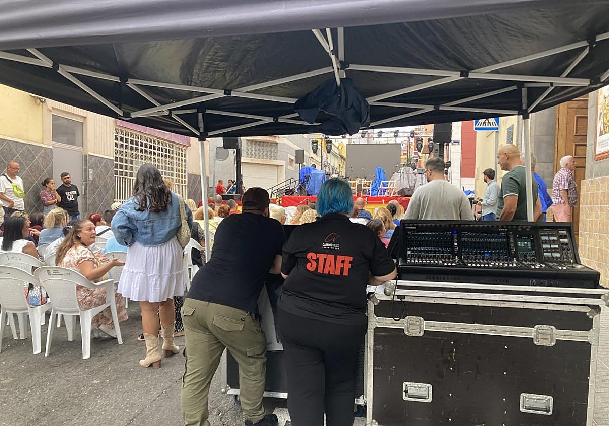 Mesa de producción, minutos antes del pregón de las Fiestas del Carmen de la Isleta de este año.
