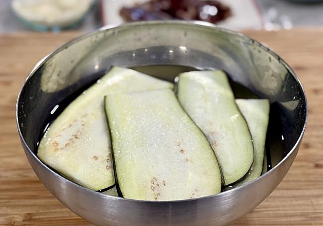 Dejamos en remojo las berenjenas