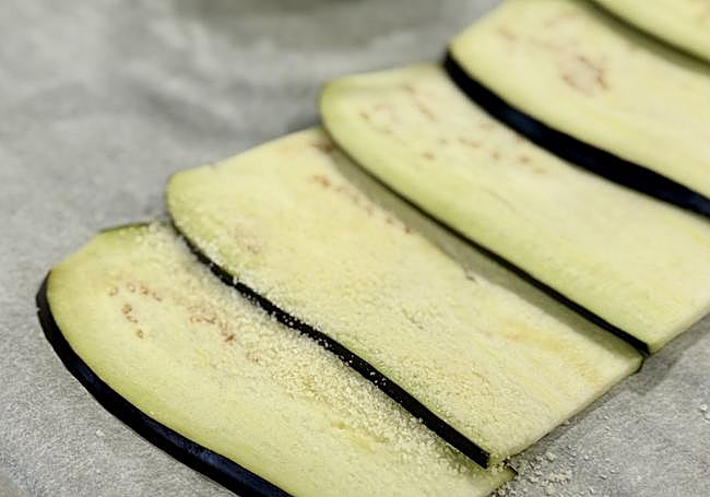 Dispondremos el queso rallado en cada unión de las berenjenas