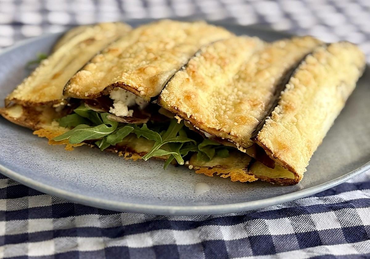 Bocadillo de berenjena, mozzarella, rúcula y jamón serrano