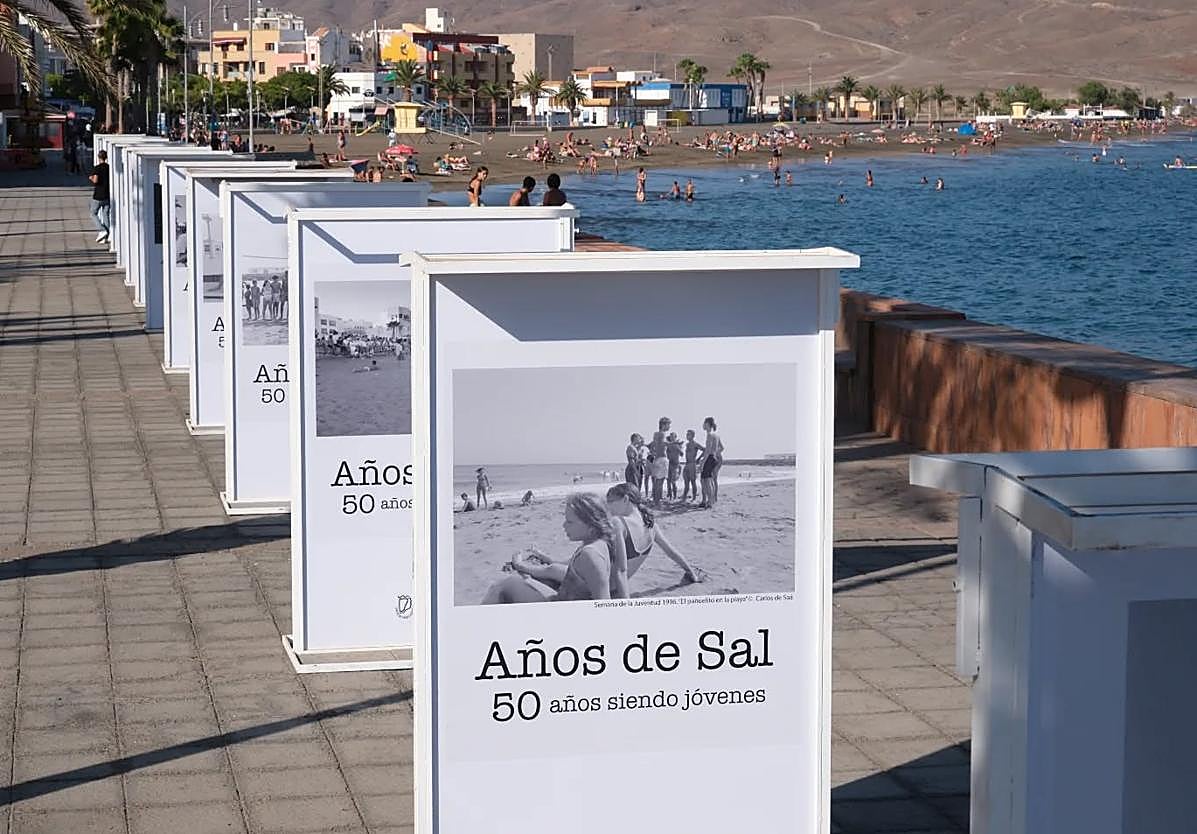 Parte de la muestra luce en la avenida marítima Paco Hierro de Gran Tarajal.