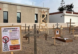 El rechazo a la ubicación de la antena cerca de sus hogares se transformó en una instalación de cruces y tumbas en el centro de Antigua.