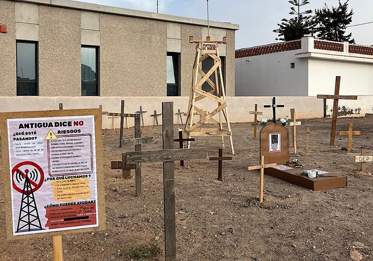 El rechazo a la ubicación de la antena cerca de sus hogares se transformó en una instalación de cruces y tumbas en el centro de Antigua.