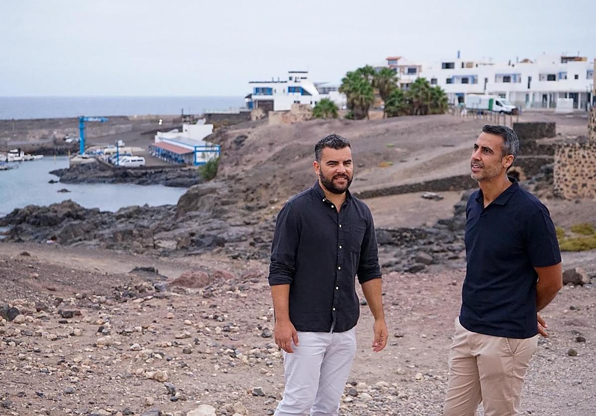 El edil Juan José Rodríguez y el alcalde Isaí Blanco, con los hornos de cal detrás.