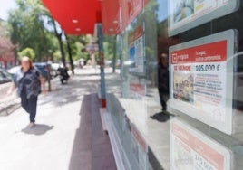 Imagen de archivo de un escaparate de una inmobiliaria.