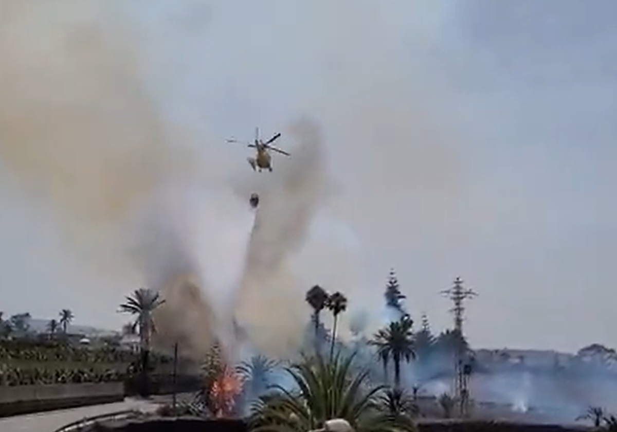 Imagen de la actuación de los medios aéreos en las labores de extinción.