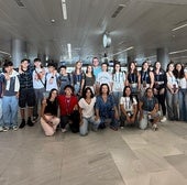 Las y los jóvenes becados, en el aeropuerto con el consejero Adargoma Hernández.