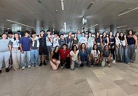 Las y los jóvenes becados, en el aeropuerto con el consejero Adargoma Hernández.