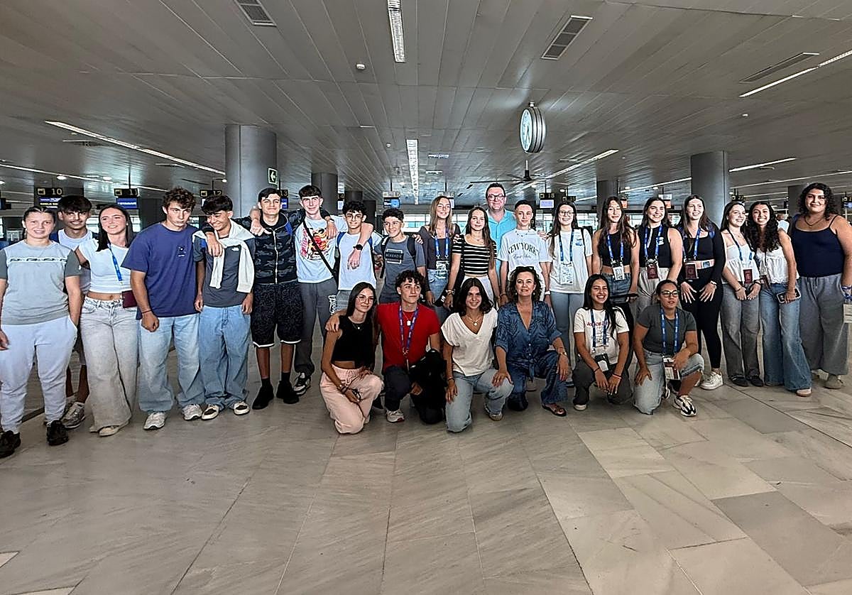 Las y los jóvenes becados, en el aeropuerto con el consejero Adargoma Hernández.