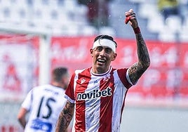Jefté Betancor celebra un gol con el Panserraikos.