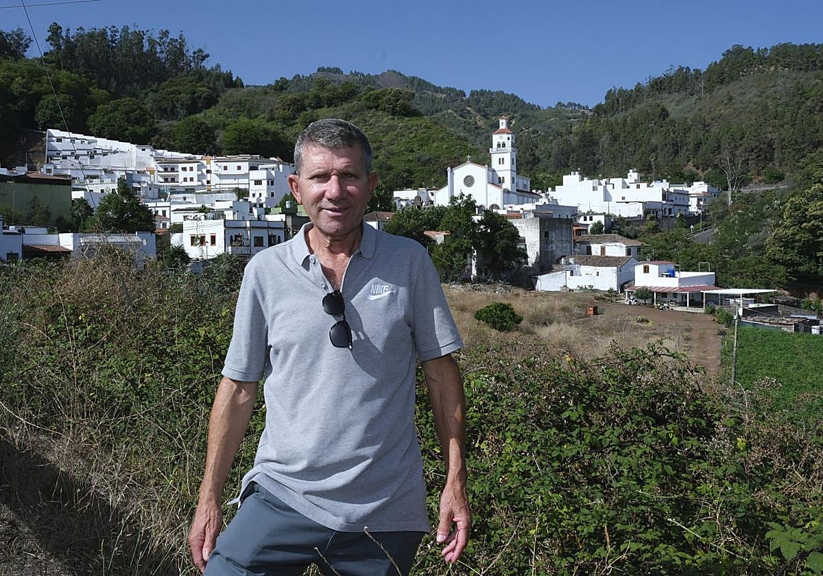 Juan Suárez, vecino de Fontanales posando en la entrada del barrio.