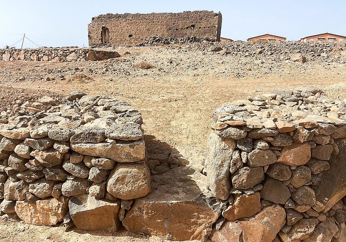 Portillo y vivienda de la rosa al fondo.