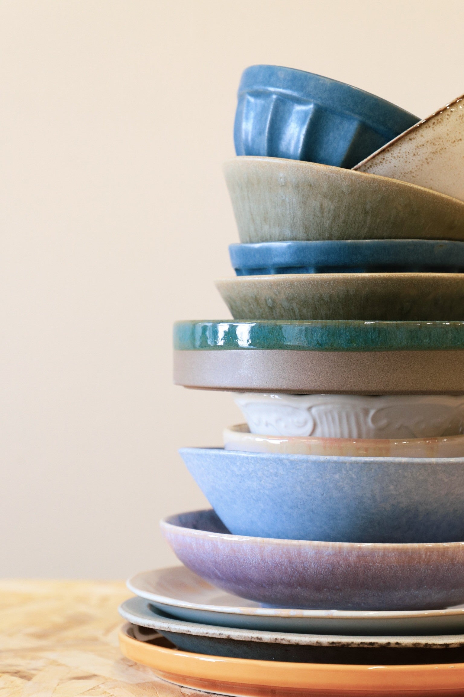 Imagen secundaria 2 - A Mercadoría, el outlet de vajilla y cerámica al peso que causa furor en la isla, está en Agüimes