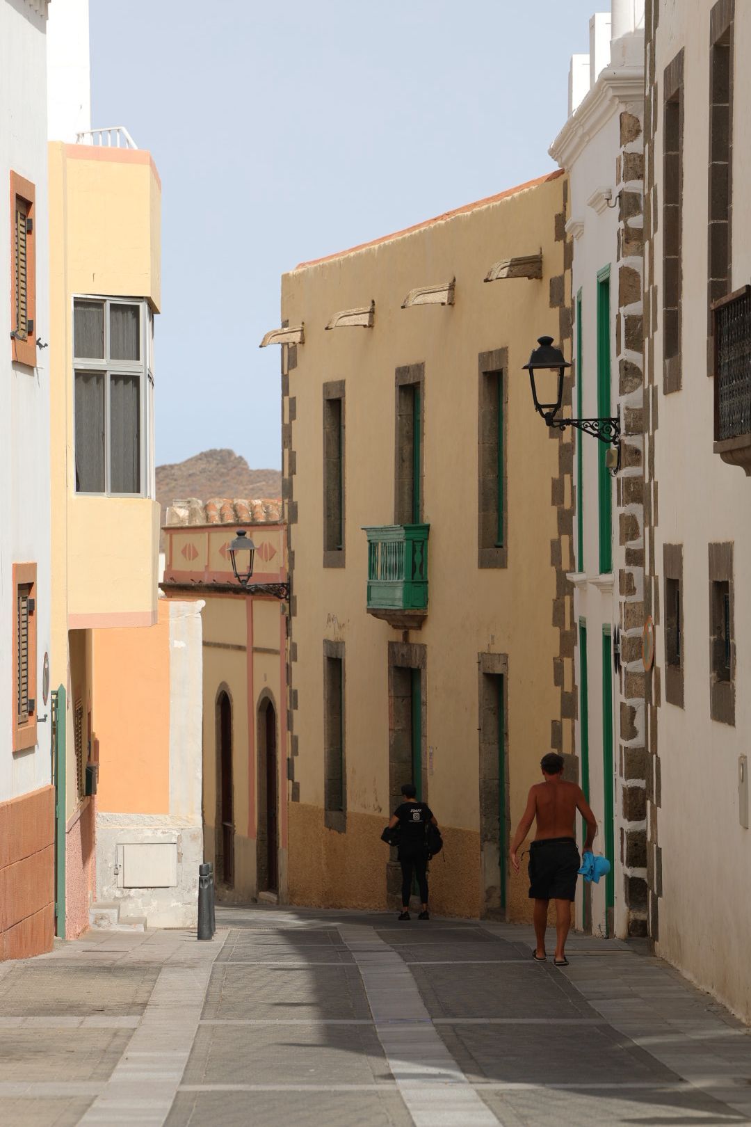 Imagen de gente buscando la sombra en el municipio de Agüimes.