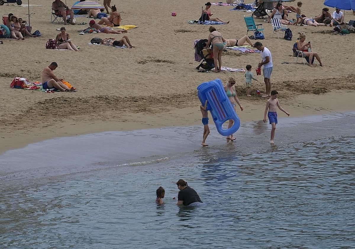 El mar se convierte en un gran aliado para superar las jornadas de calor.