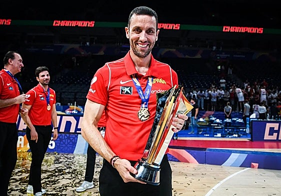 El entrenador grancanario Marco Justo posa con el trofeo de campeón de Europa de la categoría U18.