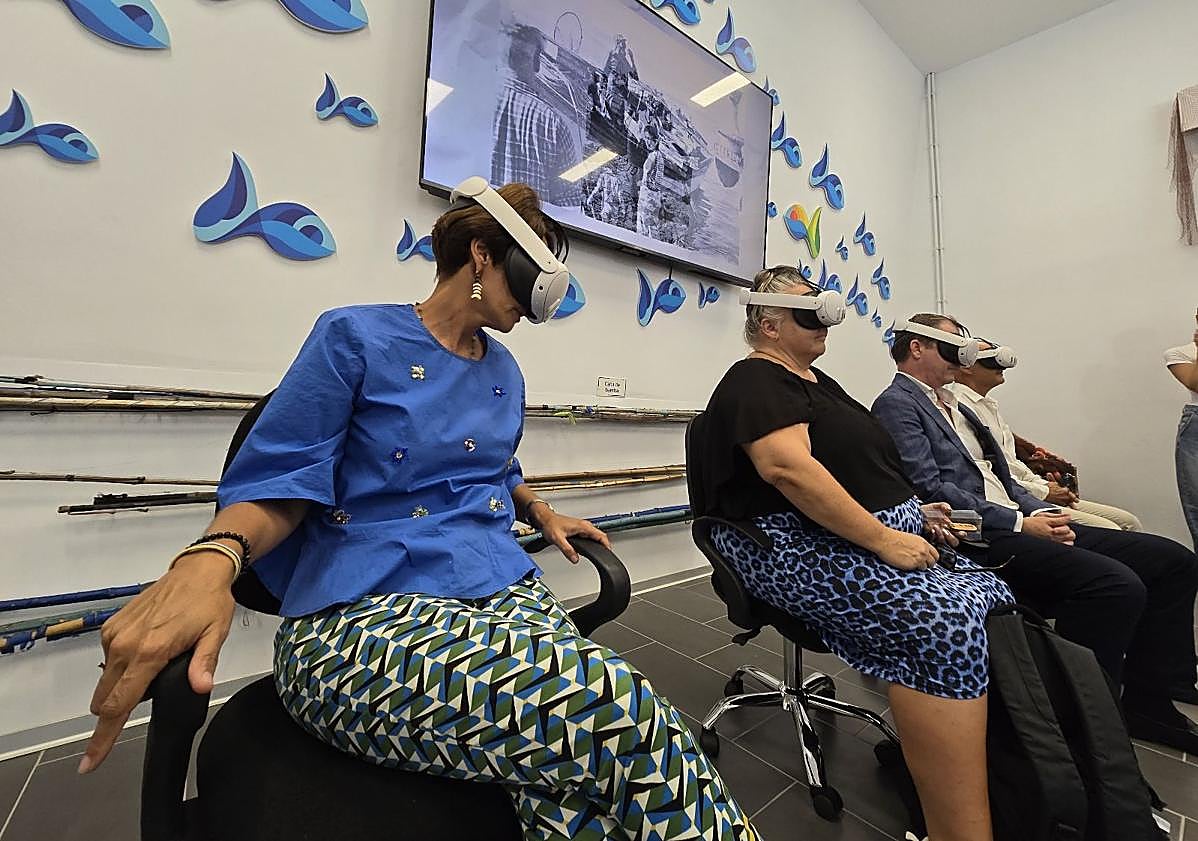 Imagen principal - Gafas de realidad virtual, exterior del Museo de Pesca y paneles informativos en el interior.