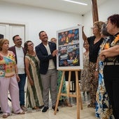 El alcalde capitalino y el concejal de Fiestas, con las alumnas del taller de pintura que son las autoras del cartel de las fiestas de este año.