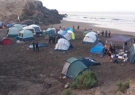 Acampada ilegal en la playa de Pasito Bea