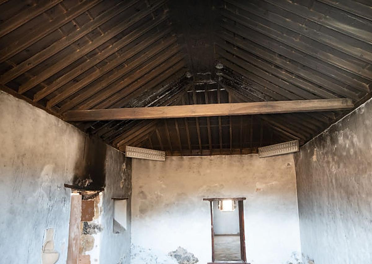 Imagen secundaria 1 - Así quedó el interior y el exterior de la ermita del siglo XV en La Oliva casco.