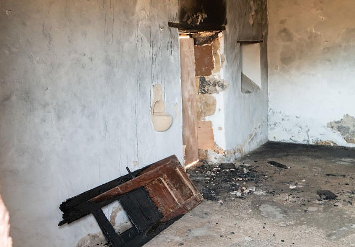 Imagen principal - Así quedó el interior y el exterior de la ermita del siglo XV en La Oliva casco.