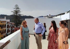 Isabel Mena, consejera del Cabildo, visitó el Hogar Funcional de Teror junto al alcalde municipal, José Agustín Arencibia.