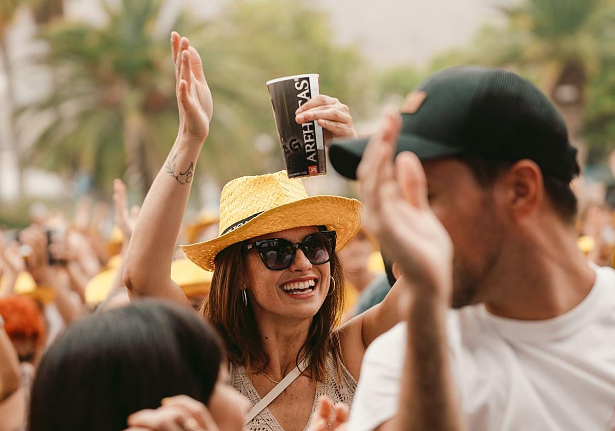 Imagen principal - Distintos momentos del festival, este sábado, en Arucas.