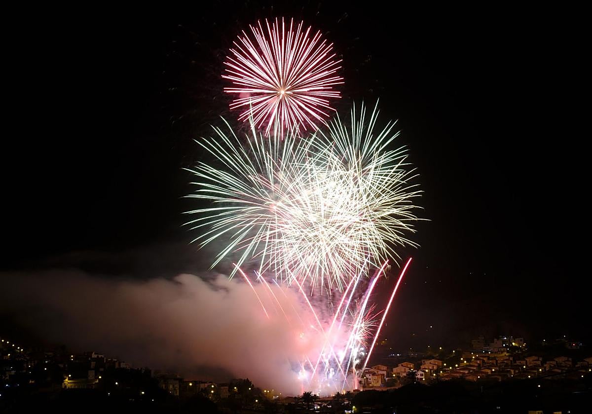 Los fuegos muestran todo su esplendor en San Lorenzo