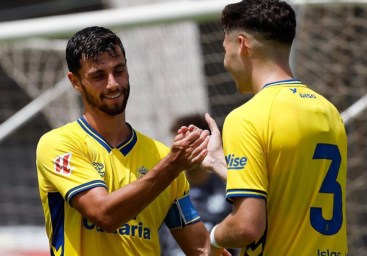 Loiodice y Mika Mármol celebran uno de los goles del último amistoso de la UD.