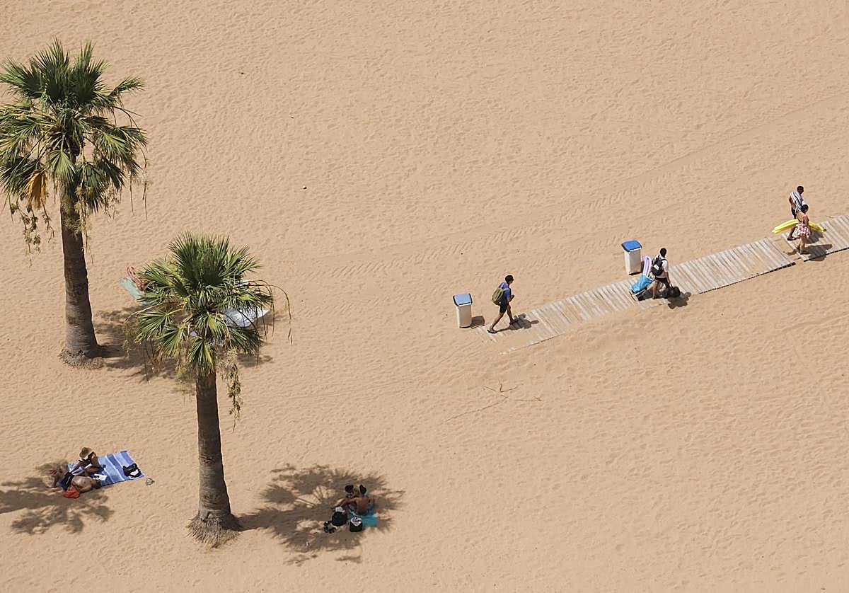 Las playas fueron el refugio para muchos contra el intenso calor. En la imagen, un grupo de personas en la playa de Las Teresitas en Santa Cruz de Tenerife.