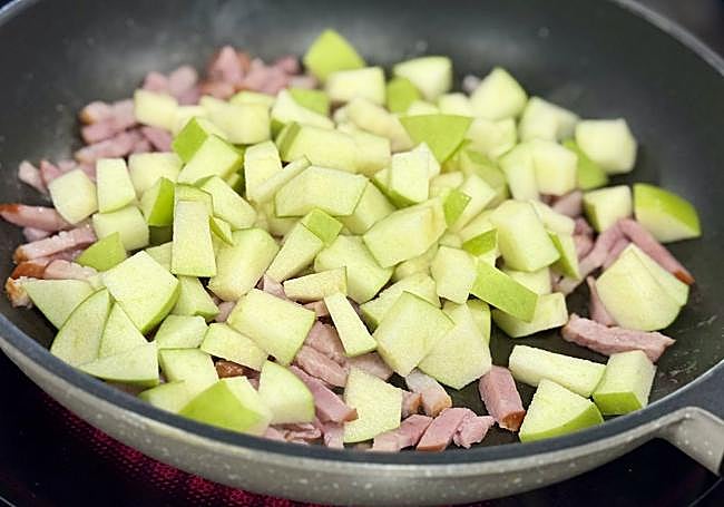 Salteamos las manzanas ccon el bacon