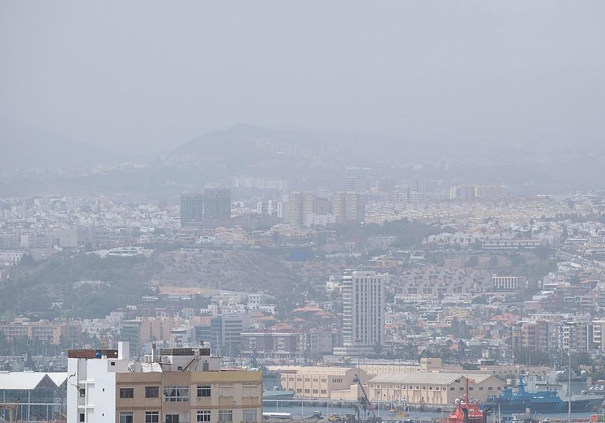 La calima que sigue invadiendo Canarias acrecienta la sensación de bochorno.