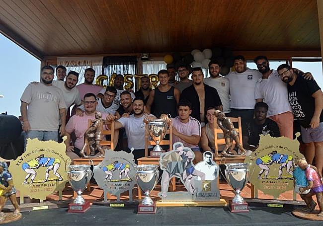 Los integrantes del Castro Morales, con los trofeos logrados la temporada pasada.